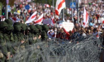 Protesti u Bjelorusiji: Građani krenuli ka rezidenciji Lukašenka, policija pripremila vodene topove (FOTO) (VIDEO)