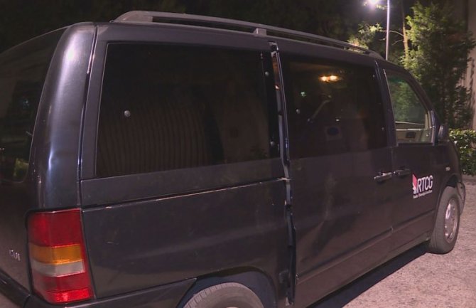 Tokom večerašnjeg slavlja napadnuta ekipa TVCG, oštećeno vozilo