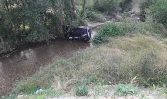 Saobraćajna nezgoda u Podvadama: Sletio s puta, pa udario u stablo(FOTO)