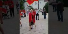 Emotivna scena na Cetinju: Ponosna crnogorska majka došla na štakama i ispraćena aplauzom (VIDEO)