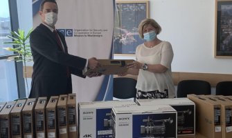 Misija OEBS-a isporučila 21 laptop i tri profesionalne kamere Odsjeku za novinarstvo