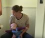Ovako je par dvonedjeljnu bebu odvikao od pelena (VIDEO)