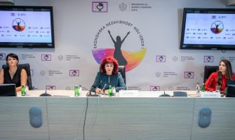 13 žena završilo frizerski, šnajderski i osnovni kurs računara i dobilo sertifikate