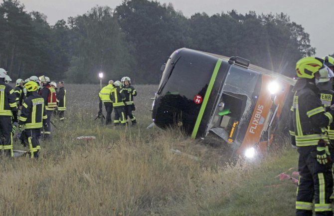 Njemačka: Autobus sletio sa puta, više povrijeđenih