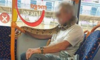 Umjesto maske u autobusu oko lica omotao ogromnu živu zmiju (VIDEO)