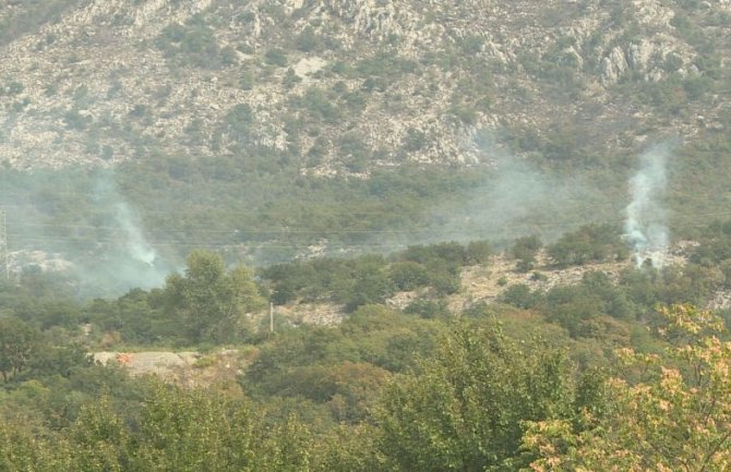 Požari na Smokovcu i u Kučima, vatru gase i avioni