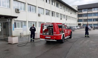 Dezinfekcija u krugu Opšte bolnice i Doma zdravlja u Beranama