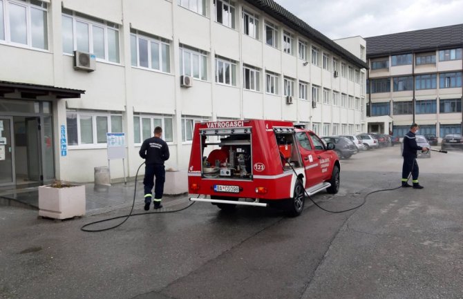 Dezinfekcija u krugu Opšte bolnice i Doma zdravlja u Beranama