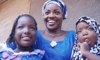 Muž otjerao ženu i djecu jer imaju plave oči (VIDEO)