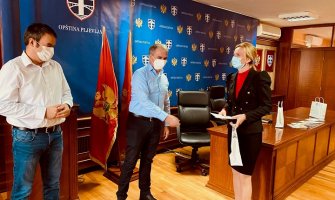 EPCG i Opština Pljevlja donirali besplatne udžbenike za učenike prva tri razreda u tom gradu