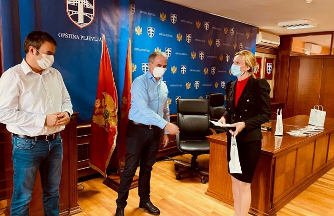 EPCG i Opština Pljevlja donirali besplatne udžbenike za učenike prva tri razreda u tom gradu