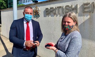 Podrška razvoju vladavine prava: Britanska ambasada donirala Upravi policije  vozila i opremu