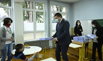 U prvi razred upisano 19 đaka više nego prošle godine, Smolović uručio komplete udžbenika