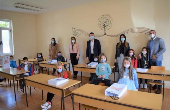 Opština Berane uručila besplatne udžbenike svim osnovcima