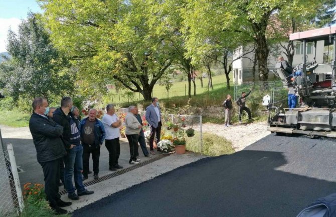 Opština Berane nastavila asfaltiranje seoskih puteva, radove obišao Šćekić