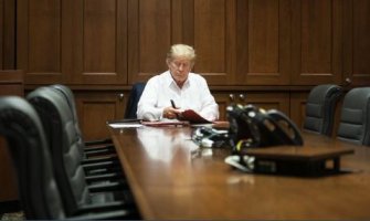 Tramp radi i iz bolnice bez kravate i odijela