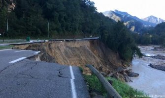 Spasilačke službe tragaju za nestalima i pružaju pomoć ugroženima