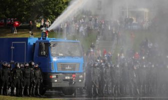 Minsk: Desetine hiljada ljudi na ulicama, policija ih hapsi i rastjeruje vodenim topovima