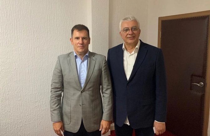 Mandić: Neki političari vjeruju da je najbolje da se Vlada CG sastavlja u ambasadama velikih država