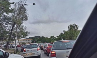 Kolone auta ispred IJZ: Gužve na testiranju za koronavirus opomena i dokaz o nepoštovanju mjera