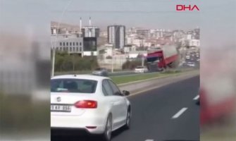 Nesvakidašnji događaj: Kamionu otkazale kočnice tokom vožnje, vozač dva kilometra vozio unazad (VIDEO)