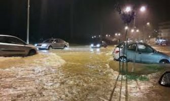 Nevrijeme na primorju: Vatrogasci spašavali djecu i odrasle iz poplavljenih kuća u Baru (VIDEO)