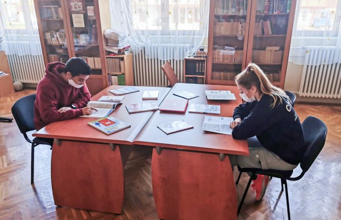 Prijestonica proslijedila komplete namještaja školama