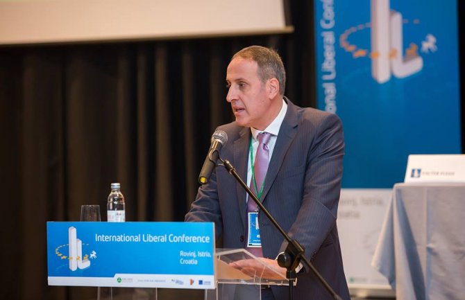 Popović: Suočavanje sa krizom i ekspertsku Vladu niko ne pominje, URA postala satelit SPC