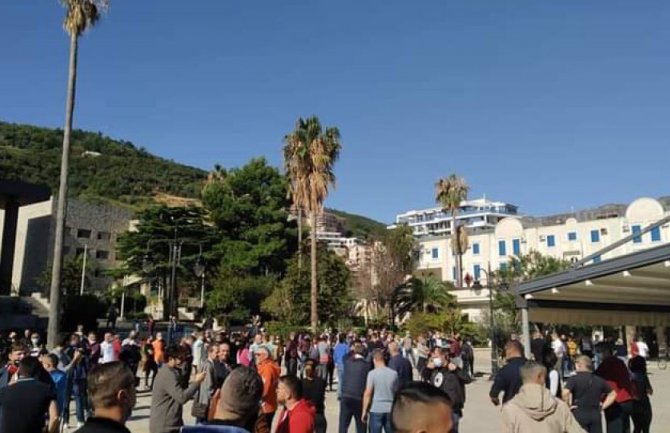 Oko 1.000 ugostiteljskih radnika na protestu u BD: Povucite mjere ili ćemo otvoriti lokale