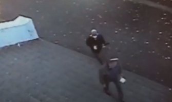 Nastavnik napadnut palicom na ulazu u školu, objavljen snimak(VIDEO)