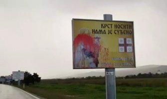 Oštećen bilbord sa likom Amfilohija u Tivtu
