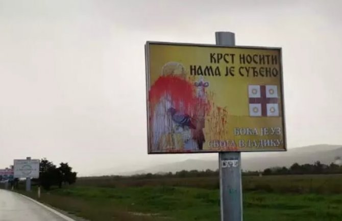 Oštećen bilbord sa likom Amfilohija u Tivtu