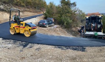 Vlada nastavlja sa podrškom vrijednim domaćinima iz Bijelog Polja: Asfaliranje seoskih puteva u više mjesnih zajednica