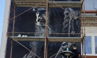 Prvi mural sa likom mitropolita Amfilohija na zgradi u Foči