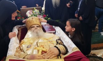 Ko je mala Una koja se juče nije odvajala od kovčega mitropolita Amfilohija?