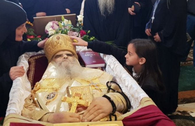 Ko je mala Una koja se juče nije odvajala od kovčega mitropolita Amfilohija?