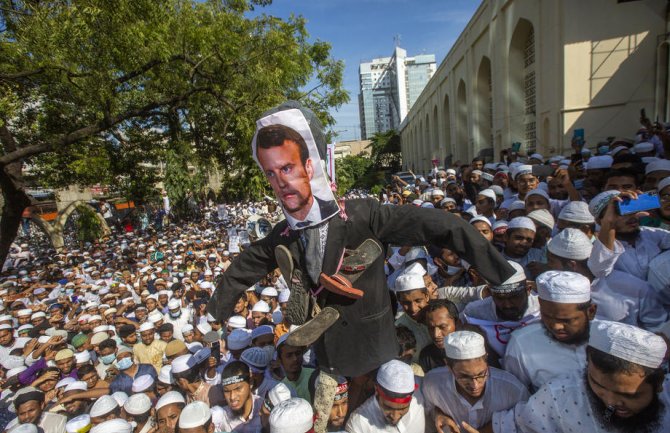 Najmanje 50.000 demonstranata protiv Francuske u Bangladešu zapalilo lutku Emanuela Makrona