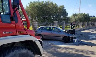 Bar: Automobil se zapalio nakon udara u zid