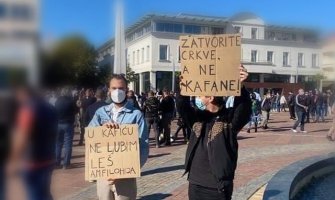 Incident na protestu ugostitelja u Podgorici, napadnuti muškarci koji su nosili transparente o Mitropolitu Amfilohiju