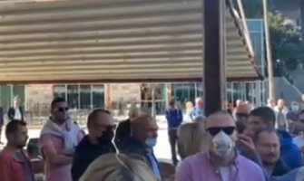 Carević položio vijenac na spomen ploču “srpskim oslobodiocima Budve”, mještanka protestovala