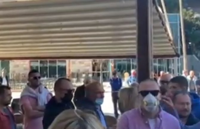 Carević položio vijenac na spomen ploču “srpskim oslobodiocima Budve”, mještanka protestovala