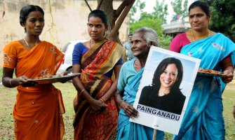 I u Indiji se slavi pobjeda: Mještani sela iz kojeg je deda Kamile Haris proslavljaju uz vatromet i slatkiše