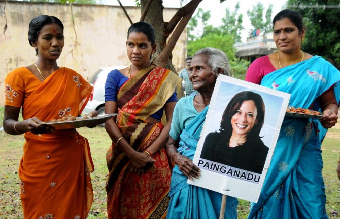 I u Indiji se slavi pobjeda: Mještani sela iz kojeg je deda Kamile Haris proslavljaju uz vatromet i slatkiše