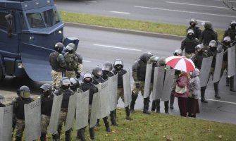 Na protestima protiv Lukašenka uhapšeno 400 osoba, među njima i javne ličnosti 