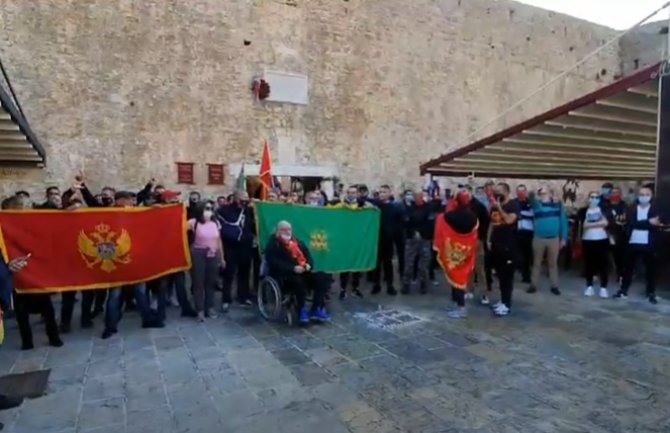 U Budvi protestovali zbog najave polaganja vijenca 