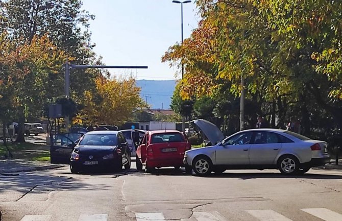 Sudar tri automobila u Baru, mladić prebačen za KCCG, lakše povrijeđeni majka i dijete
