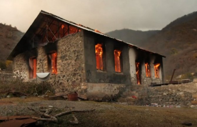 Jermeni pale svoje kuće u Nagorno-Karabahu prije predaje teritorije Azerbejadžanu