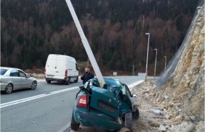 Udes na putu Žabljak - Šavnik: Fotografije smrskanog automobila izazvale nevjericu