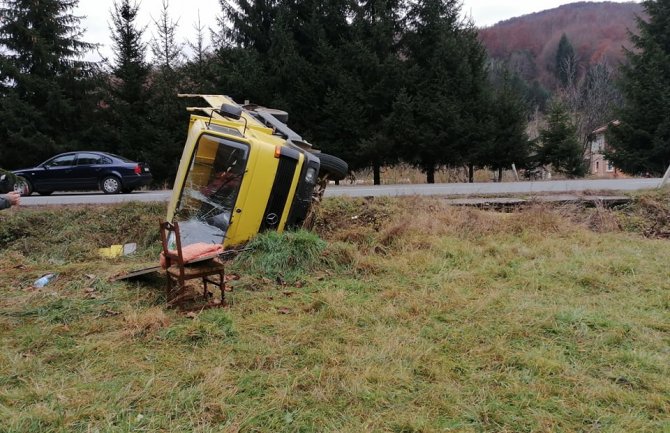 Udes u Ravnoj Rijeci: Kamion sletio s puta, teže povrijeđena jedna osoba(FOTO)