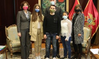 Omogućiti fizičko prisustvo nastavi svuda gdje je moguće